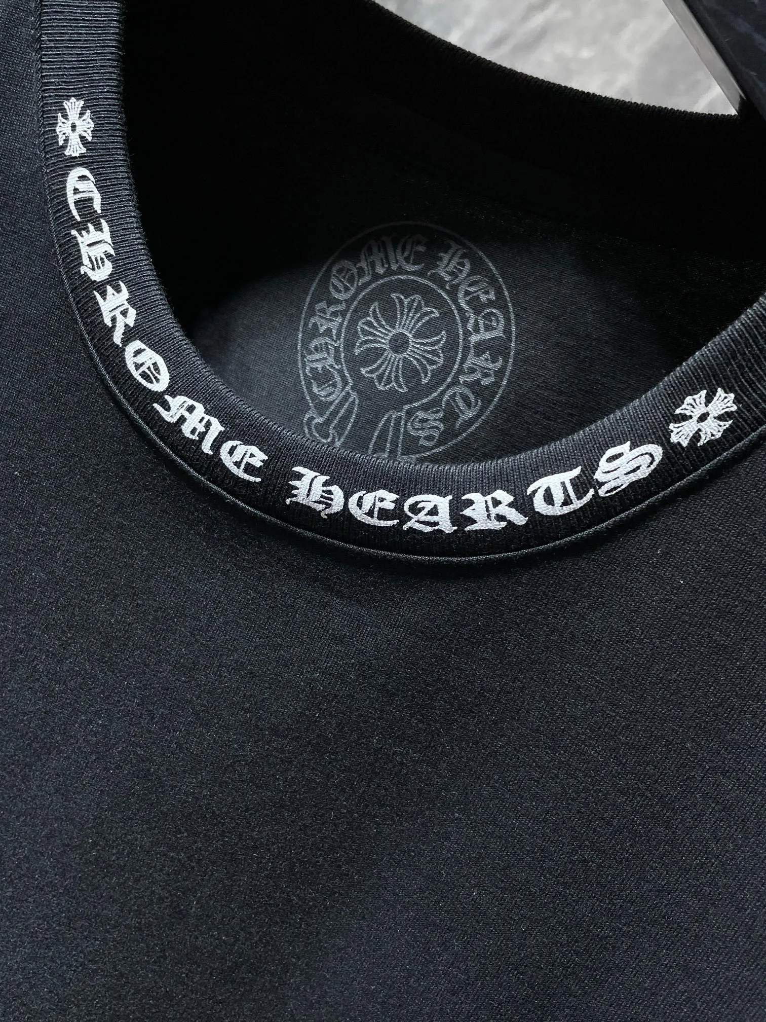 P140 New Chrome Hearts 25ss for summer. High gram weight, environmentally friendly and high-quality top-grade fabric. 260g~270g. Chrome letter collar, letter large long cross flower arm short sleeves. Imported glue printing and dyeing. Counter synchronization. 1:1 replica version. Recommended color: black white. Size: S, M, L, XL.